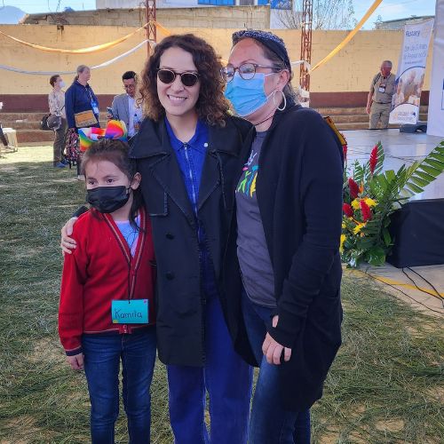 Gaby Moreno junto a una mamá y su hija