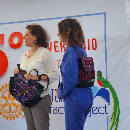 Gaby Moreno usando un bolsón con tejidos mayas