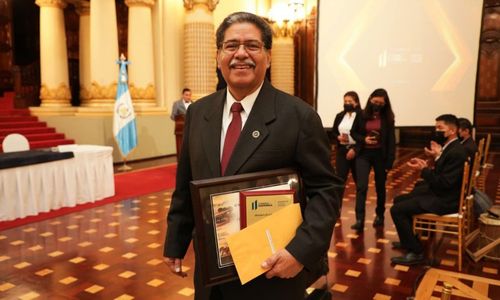 Héctor Sandoval en la gala de entrega del Premio por Trayectoria y Aportes al Desarrollo de la Obra Musical en Marimba 2023