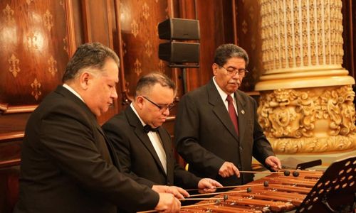 Héctor Sandoval interpretando la marimba