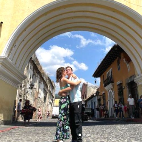 La pareja del Mundial en el Arco de Santa Catalina en Antigua Guatemala
