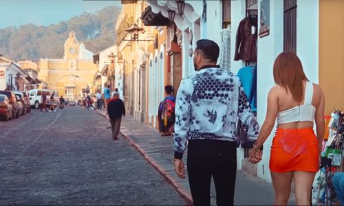 Luis Ángel «El Flaco» junto a una modelo en el video «La Contraseña De Tu Cuerpo»