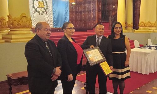 Maestro Juan Rajpop en la gala del Premio por Trayectoria y Aportes al Desarrollo de la Obra Musical en Marimba 2023