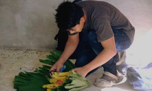 Niño abriendo su regalo ecológico en el Día del Cariño