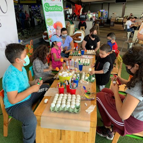 Niños dcorando cascarones para el proyecto Pintando sonrisas en cascarones