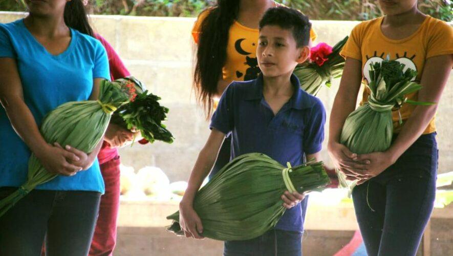 Niños intercambian regalos con productos ecológicos en Alta Verapaz por el Día del Cariño, febrero 2023