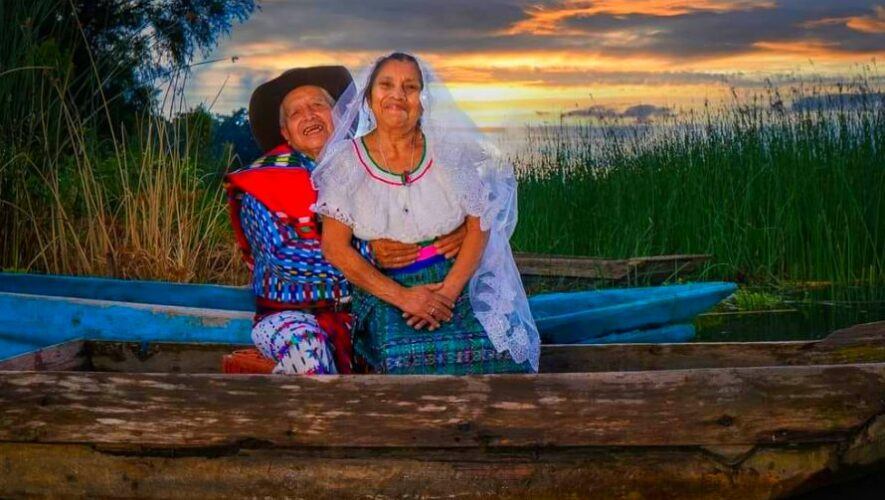 Pareja de abuelitos celebra su aniversario de boda a orillas del Lago de Atitlán