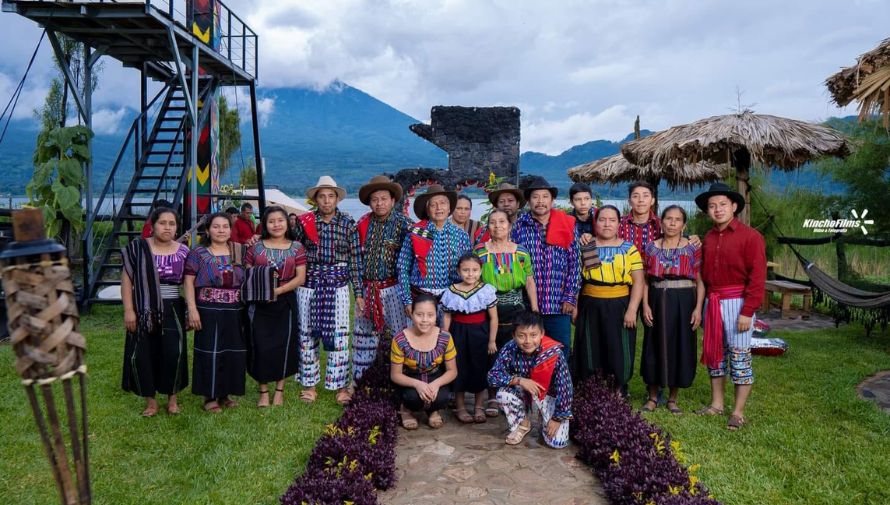 Pareja de abuelitos celebra su aniversario de boda a orillas del Lago de Atitlán GT