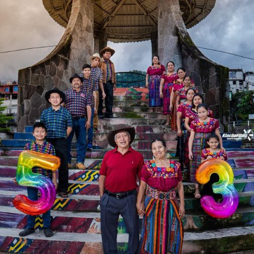 Pareja de abuelitos celebra su aniversario de boda a orillas del Lago de Atitlán Guatemala