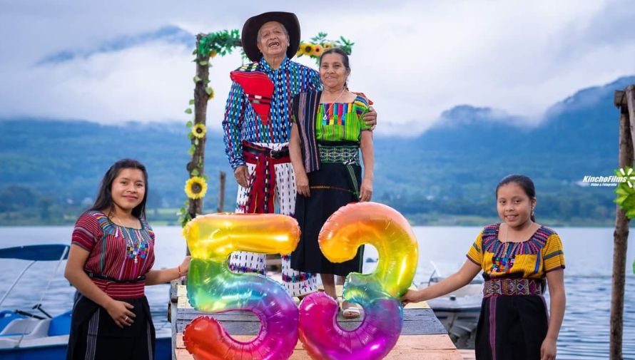Pareja de abuelitos celebra su aniversario de boda a orillas del Lago de Atitlán Sololá