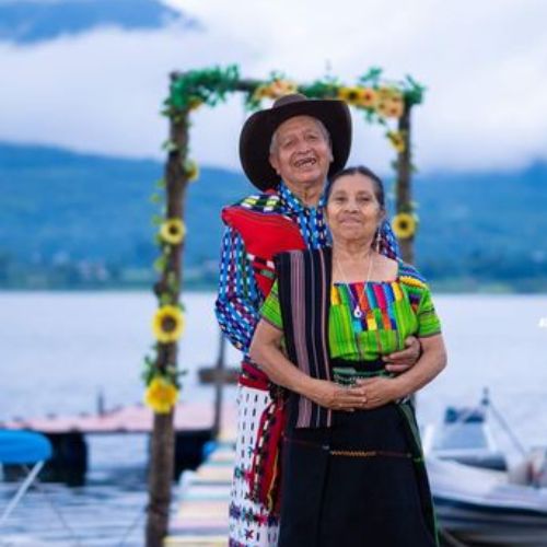 Pareja de abuelitos celebra su aniversario de boda a orillas del Lago de Atitlán en Guatemala