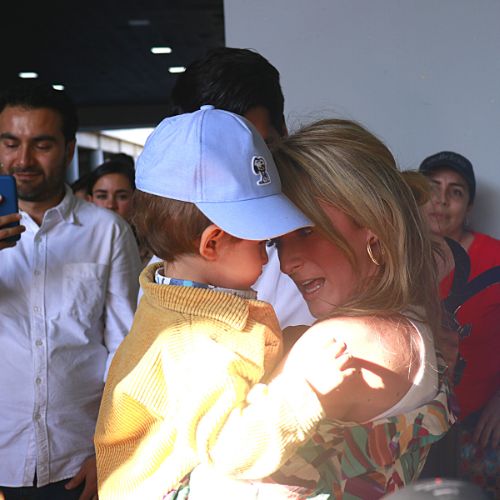 Recibimiento a Stephanie Zelaya en el Aeropuerto La Aurora tras ganar gaviota de plata