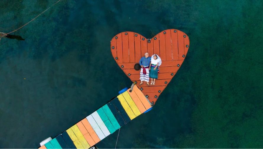 Una Pareja de abuelitos celebra su aniversario de boda a orillas del Lago de Atitlán