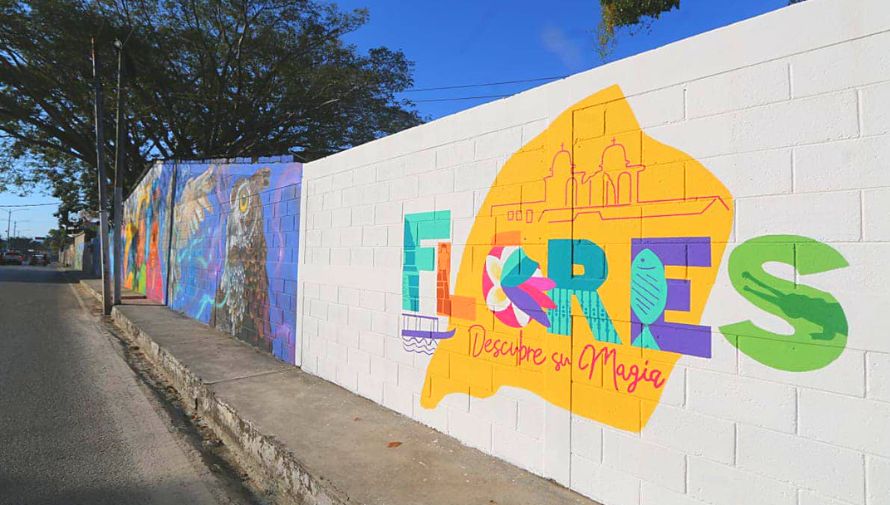 Aristas guatemaltecos realizan nuevos murales en la Isla de Flores, marzo 2023