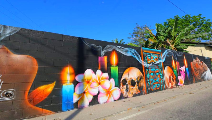 Aristas guatemaltecos realizan nuevos murales en la Isla de Flores