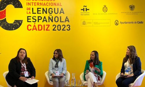 Descripción de la foto para personas con discapacidad visual: Aparecen académicas guatemaltecas en la presentación de un libro. (Créditos: Academia Guatemalteca de la Lengua)