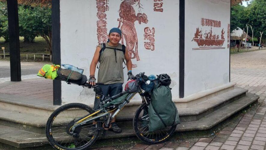 El ingeniero guatemalteco Edgar Az ha recorrido varios lugares de Guatemala en bicicleta