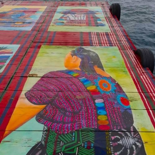 El muelle que rinde homenaje a artesanos guatemaltecos en San Antonio Palopó Guatemala