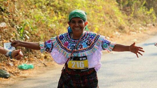 Maria Vargas Sente corrió con su traje típico la Ultra Trail Atiquizaya Pathfinder 2023