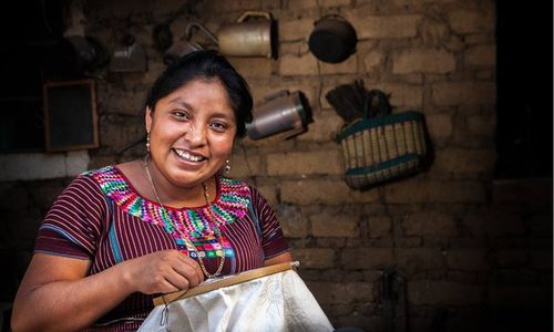 Mujer bordadora de Corazón de Volcán