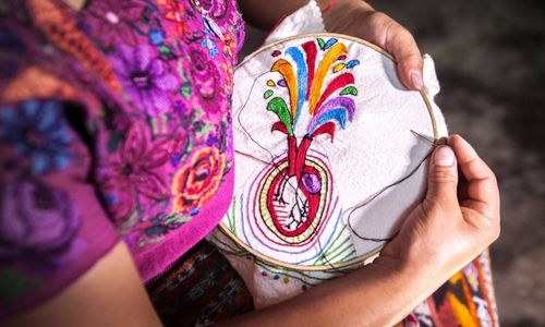 Mujer bordando