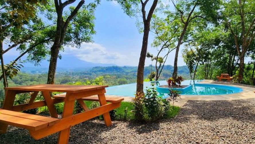 Finca Montecristo inaugura una piscina con vista hacia los volcanes 2023
