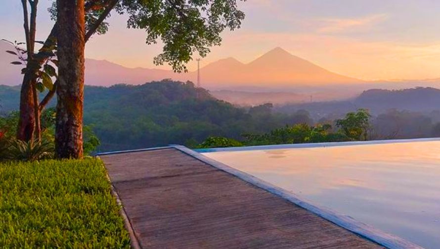 Finca Montecristo inaugura una piscina con vista hacia los volcanes en Guatemala