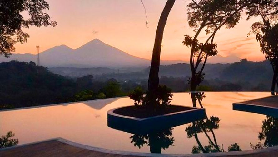 Finca Montecristo inaugura una piscina con vista hacia los volcanes