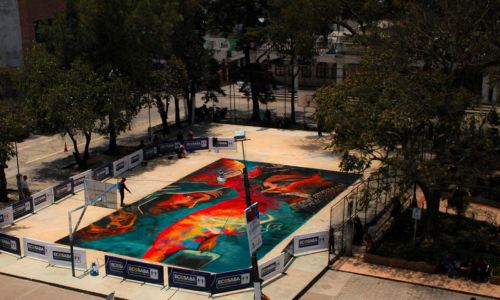 Descripción de la foto para personas con discapacidad visual: Aparece una alfombra de Semana Santa elaborada por artistas de Santo Domingo Xenacoj. (Crédito: El Gráfico GT)
