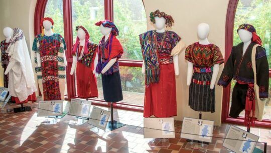 Trajes regionales de Guatemala se exhiben en Museo de Texas
