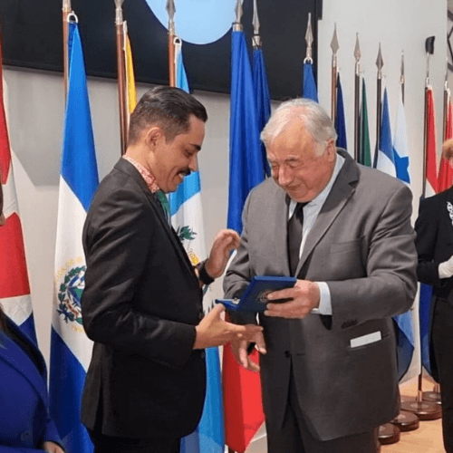 Willy Posadas recibió una condecoración en Francia
