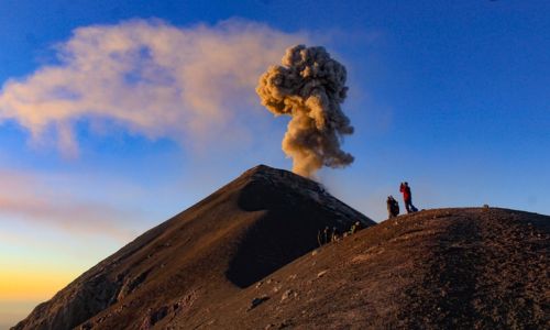 Ascenso nocturno al volcán de Fuego 2023