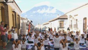 Clase gratuita de yoga por el D&iacute;a Internacional del Yoga en Antigua Guatemala | Junio 2023