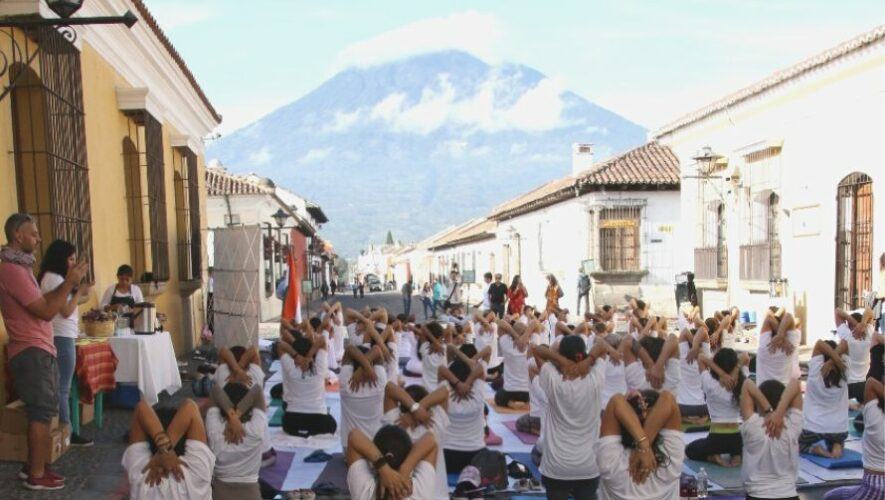 Clase gratuita de yoga por el D&iacute;a Internacional del Yoga en Antigua Guatemala | Junio 2023