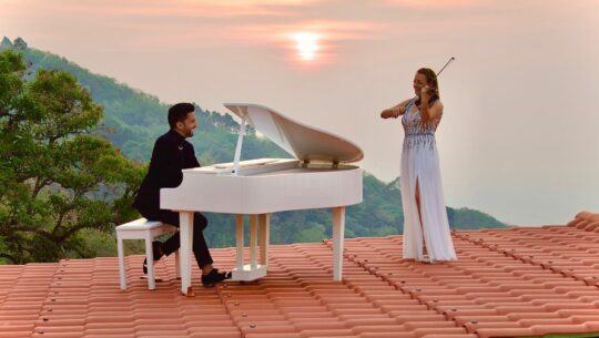 Rosario Vásquez colaboró con el pianista Andrés Ángel para la canción «Fantasía sobre el violinista en el tejado»