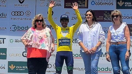 Georgina Ruiz Sandoval felicitó a Sergio Chumil por su triunfo en la Vuelta a Zamora 2023 (1)