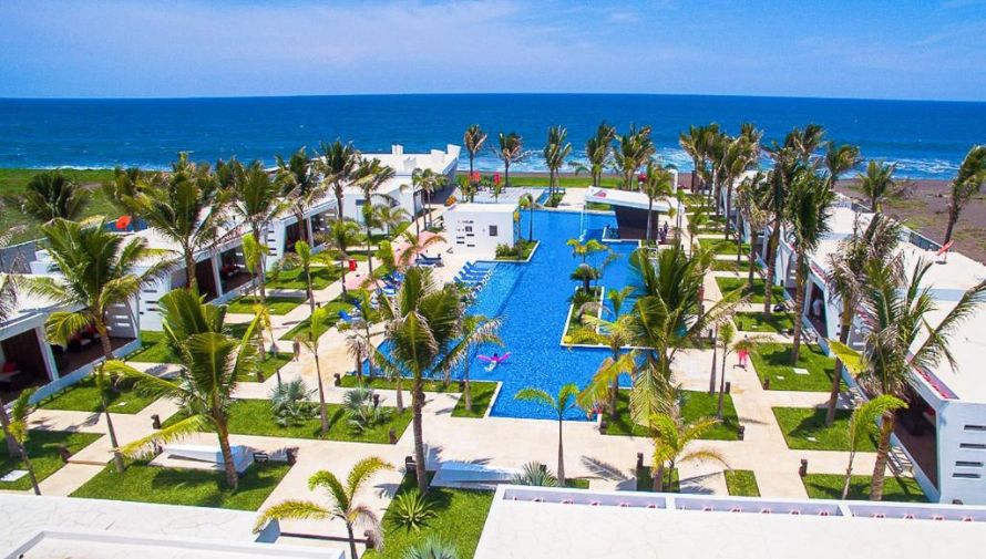 Hotel El Faro, un complejo hotelero de playa en Monterrico