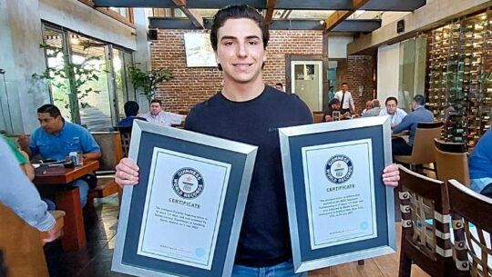 Mateo Llarena presentó sus dos Récords Guinness que obtuvo en 2020 y 2021 (1)