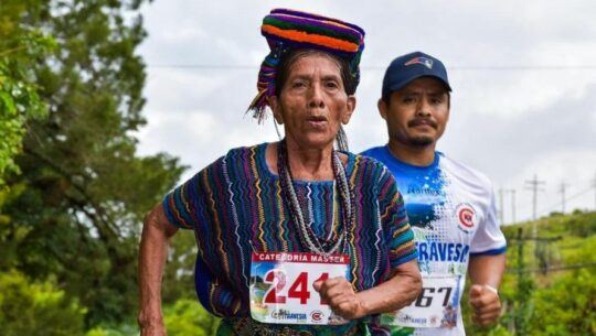 Doña Nicolasa Cuxún se llevó las miradas en el Medio Maratón Travesía al Valle 2023