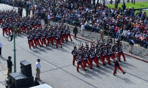 Desfile de bandas escolares por la celebración de Independencia de Guatemala 2023