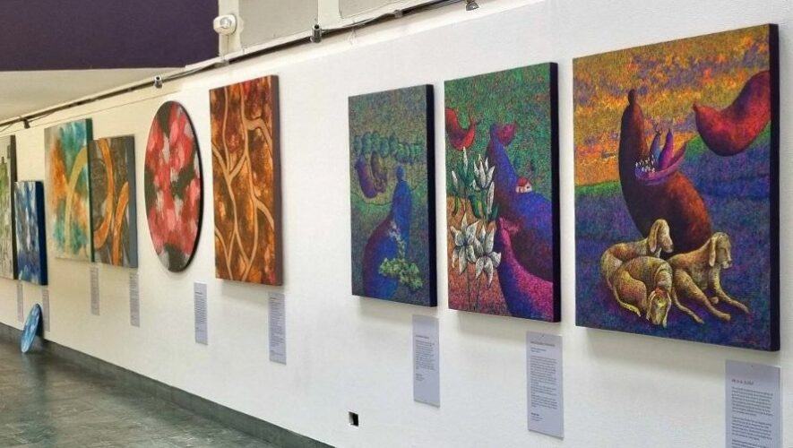 Exposici&oacute;n de arte inspirada en poemas &laquo;la pluma y el pincel&raquo; en Guatemala