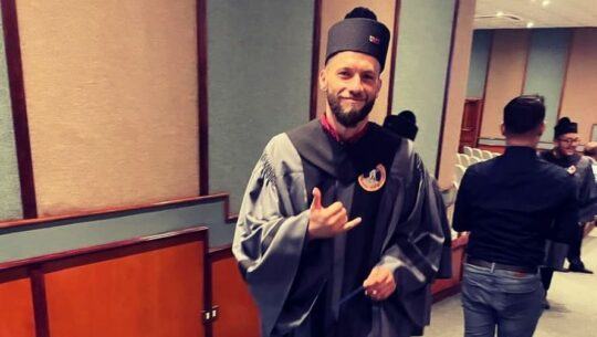 Kevin Moscoso obtuvo su título universitario de Ingeniero en Sistemas