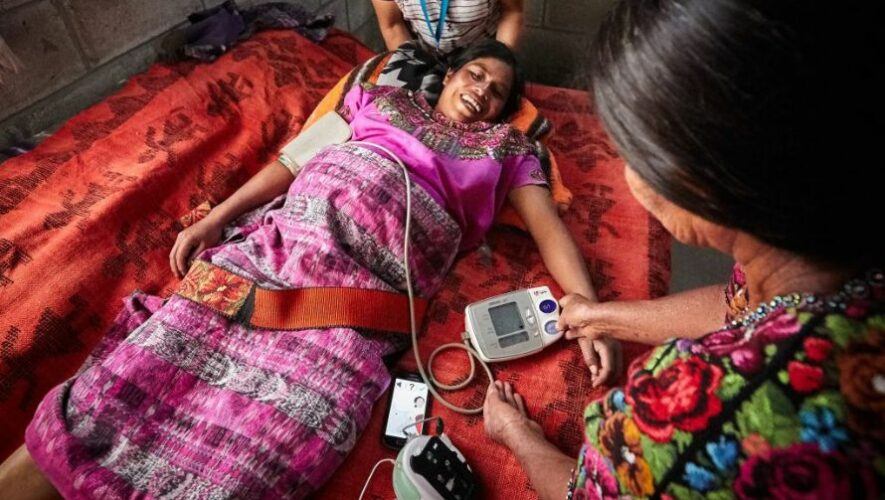 Comadronas mayas utilizan aplicación móvil para detectar complicaciones en el embarazo