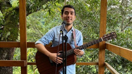 El músico guatemalteco Pablo Ochoa lanzó su segundo disco «Las Vueltas Dan Mucha Vida»