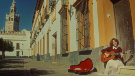 Gaby Moreno estrenó el video musical de «Dance The Night Away», grabado en Sevilla durante los Latin Grammy 2023