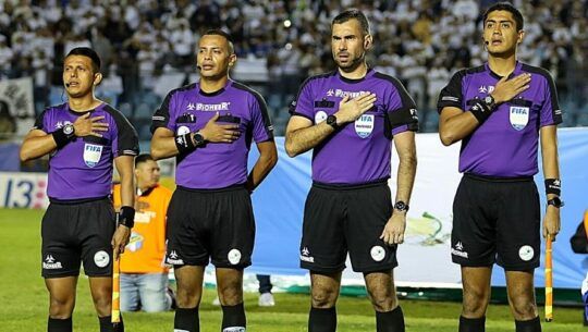 Mario Escobar dirigirá su tercer partido en la Pro League de Arabia Saudita 2023