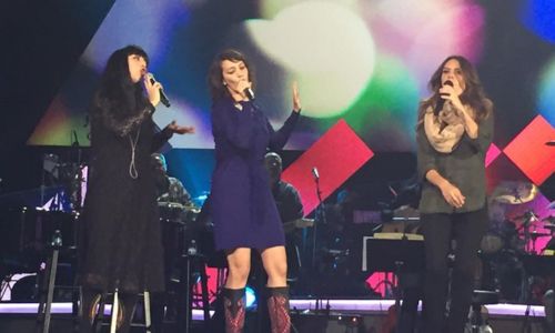 Mon Laferte, la cantautora chilena que se ha presentado con elClubo y Gaby Moreno
