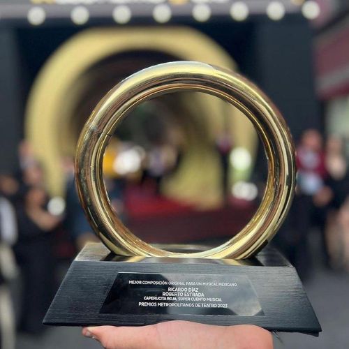 Productor y músico guatemalteco Roberto Estrada ganó premio en Los Metro GNP 2023 de Mëxico