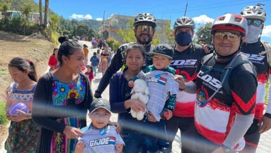 Traves&iacute;a Patz&uacute;n Panajachel para llevar regalos a los ni&ntilde;os | Diciembre 2023