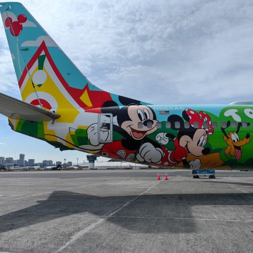 El avión con temática de Disney que aterrizó en Guatemala
